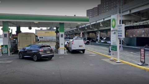 Estación de servicio en East River, Manhattan, NYC.