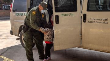 Hermanas de 3 y 6 años son abandonadas en frontera de México con Arizona