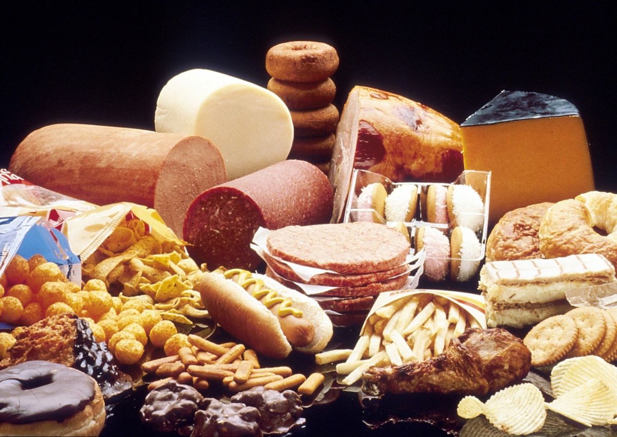 Si tienes colesterol alto, olvídate de los alimentos con alto contenido de grasa, azúcar y sal. 