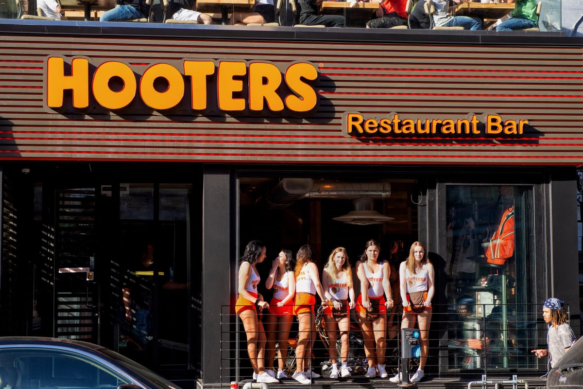 “It looks like underwear”: Hooters employees speak out on social media because of the tinyness of their new uniforms