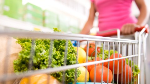 Mujer ingresa al supermercado con su hijo muerto