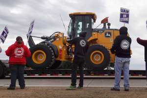 Más de 10,000 trabajadores de John Deere se declaran en huelga en 14 plantas de EE.UU.