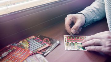 Joven hispano gana la lotería y regala su premio