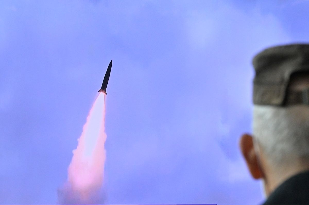 Un hombre mira un informe de televisión con imágenes de archivo de una prueba de misiles de Corea del Norte, en una estación de tren en Seúl el 19 de octubre de 2021.