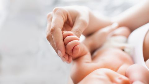 Muere bebé madre da a luz baño casa y lo esconde
