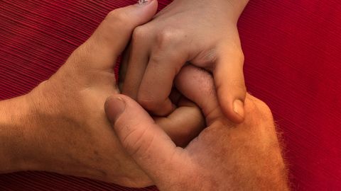 Mujer vive con su amante y su esposo