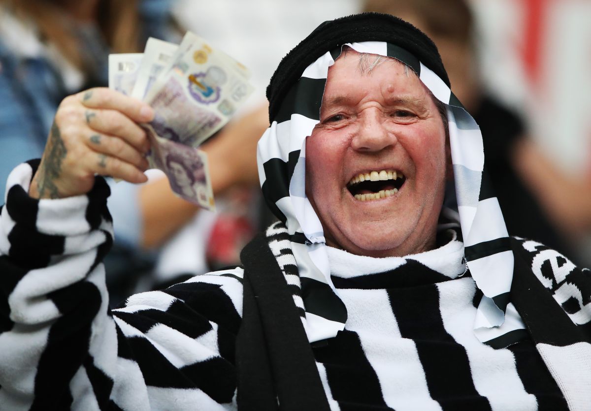 Aficionados del Newcastle celebraron la adquisición del club usando atuendos típicos de la cultura árabe.