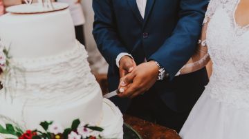 Novios cobran a invitado por rebanada de pastel de bodas