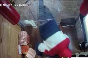 Video captó descarado robo a restaurante Popeyes en Nueva York: ladrón "contorsionista" rompió ventana en plena calle y luego se arrastró