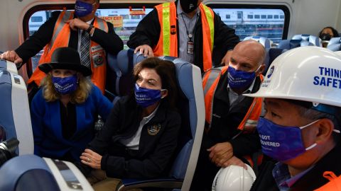 La gobernadora Kathy Hochul durante el viaje de prueba de LIRR.