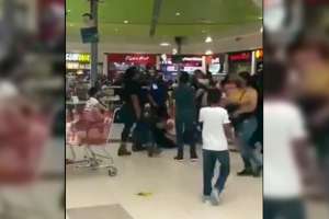 VIDEO: Familias pelean por una mesa en plaza comercial al norte de México