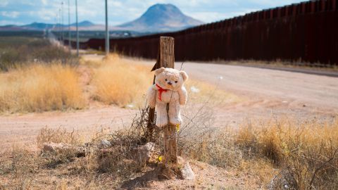 Mueren dos niños en carrera de autos en Texas.