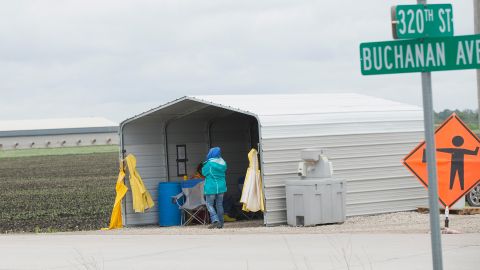 Trabajadores en un puesto de control cerca de una granja.