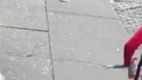 Joven armado paseando a plena luz en NYC, octubre 2021.