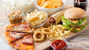 Encuentran peligroso químico en alimentos vendidos por las cadenas de fast food más populares