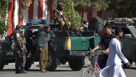 Talibanes combaten el hambre con trigo.