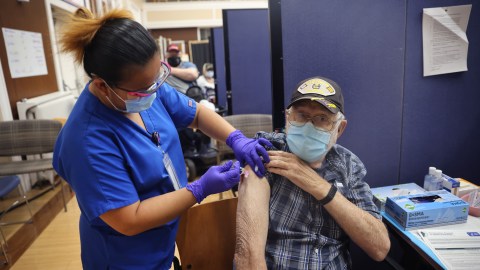 Vacuna contra la gripe: ¿te puedes vacunar si estás enfermo?