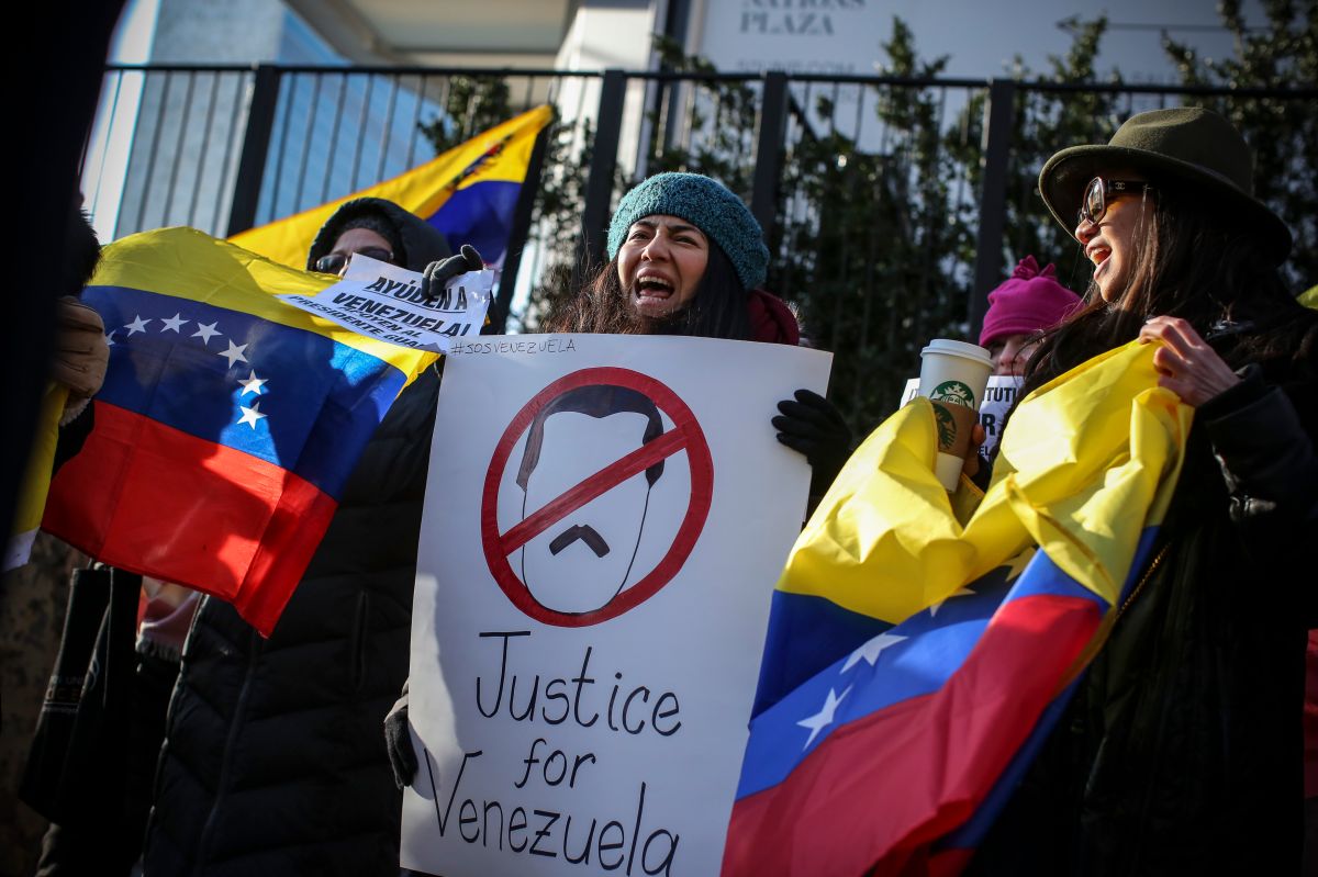 Venezolanos exigen la salida de Nicolás Maduro durante una protesta frente a las Naciones Unidas en 2019.