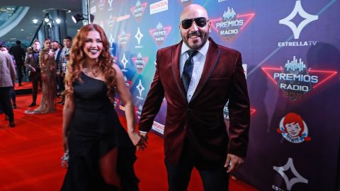 Lupillo Rivera junto a su novia Giselle Soto.