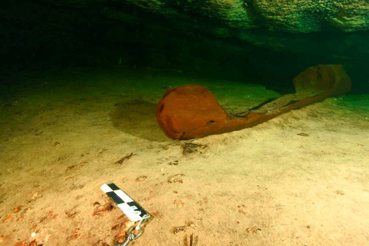 Archaeologists found a pre-Hispanic Mayan canoe in good condition.