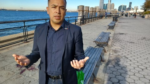 El activista mexicano César Vargas sigue en un "frente de guerra" en la Gran Manzana: evitar más deportaciones y traumas a las familias de los soldados.