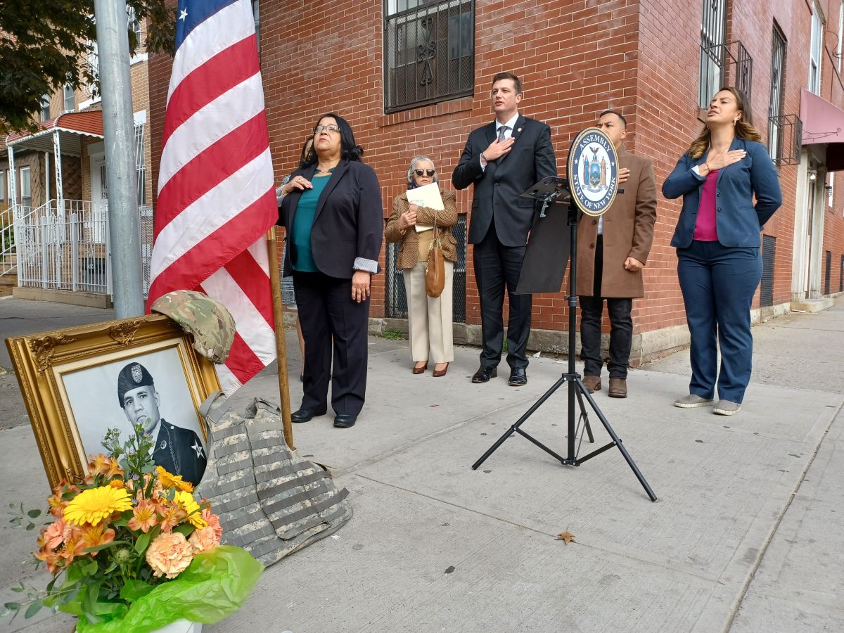 En la intersección de la 37th Drive con la calle 104 de Corona rindieron honor al veterano criado en ese vecindario.