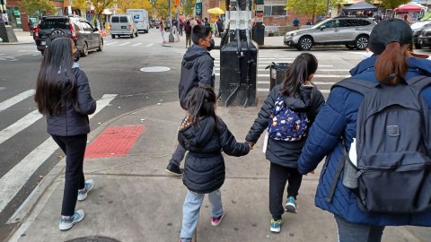 La gran proporción de mujeres latinas por lo menos han tenido que recortar horas para poder atender a sus hijos