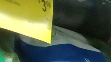 Consumidores como la dominicana Victoria González siguen asombrados del alza de los productos básicos.