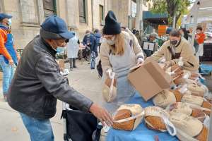 Se las ingenian para donar pavos en bancos y despensas de alimentos en NYC