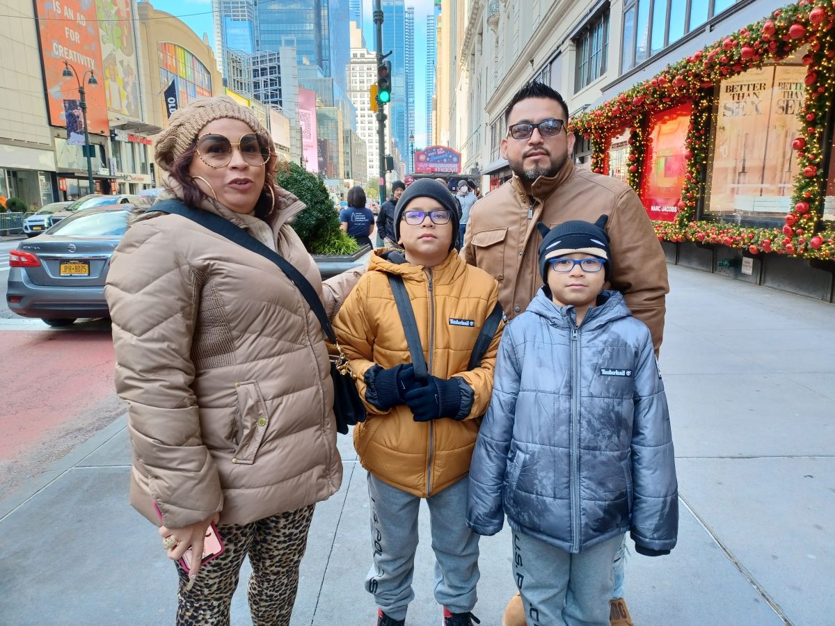 La familia Sánchez Franco vino desde Houston a disfrutar las vísperas navideñas en una NYC que piensan está en "renacimiento". (Foto: F. Martínez)