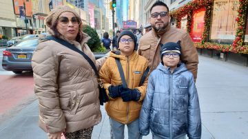 La familia Sánchez Franco vino desde Houston a disfrutar las vísperas navideñas en una NYC que piensan está en "renacimiento". (Foto: F. Martínez)