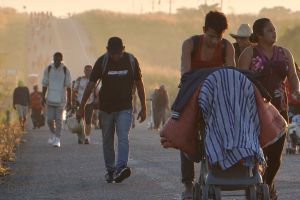 Miembros de caravana migrante por México azotados por el calor, la enfermedad y el desánimo tras casi 20 días de recorrido