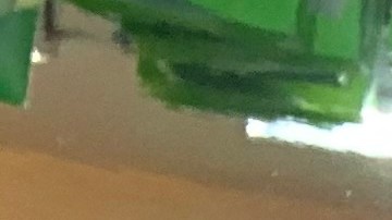 Luis Yanza, del negocio Shoe Repair Center, de Jackson Heights