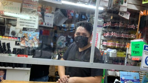 Luis Yanza, del negocio Shoe Repair Center, de Jackson Heights