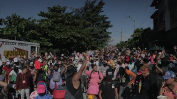 Caravana migrante reanuda su camino en el sur de México y cambia de ruta