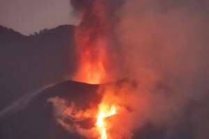 Volcán de La Palma: nueva colada de lava alcanza y destruye cementerio