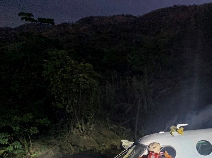 Fotografía cedida que muestrael lugar del accidente de la aeronave donde murio Marília Mendonça, una de las cantantes y compositoras más reconocidas del panorama musical brasileño, este viernes en Caratinga