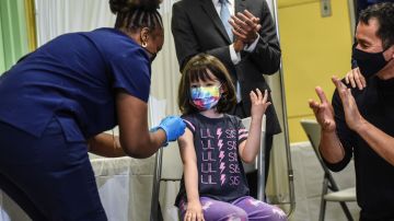 Una niña de la escuela P.S. 19 del East Village en Manhattan, recibiendo su vacuna el lunes