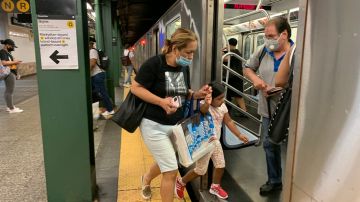 Aunque la gobernadora Hochul prometió que no habrá aumento de tarifas del mentro para el 2022, la MTA dice que es necesario