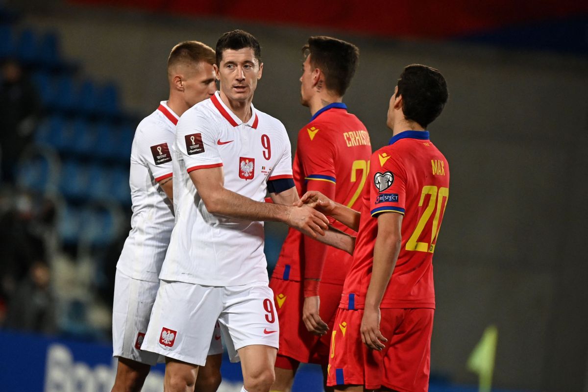 Jugadores de Polonia (izquierda) y 
Andorra (derecha), se saludan tras finalizar el encuentro entre ambas selecciones por eliminatorias al mundial de 2022.