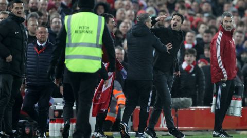 Mike Arteta y Jurgen Klopp discuten fuertemente