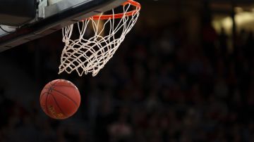 Súper basquetbolista: pagan a joven $10,000 dólares por anotar 4 canastas en medio minuto
