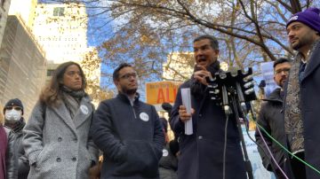 Concejales de Ny como Carlina Rivera e Ydanis Rodríguez, en la manifestación para que se apruebe la Ley de derecho al voto a no ciudadanos en NY