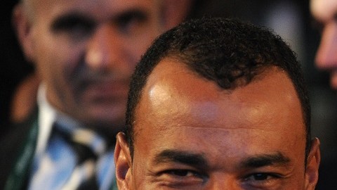 Brazilian striker Neymar (R) gives the t