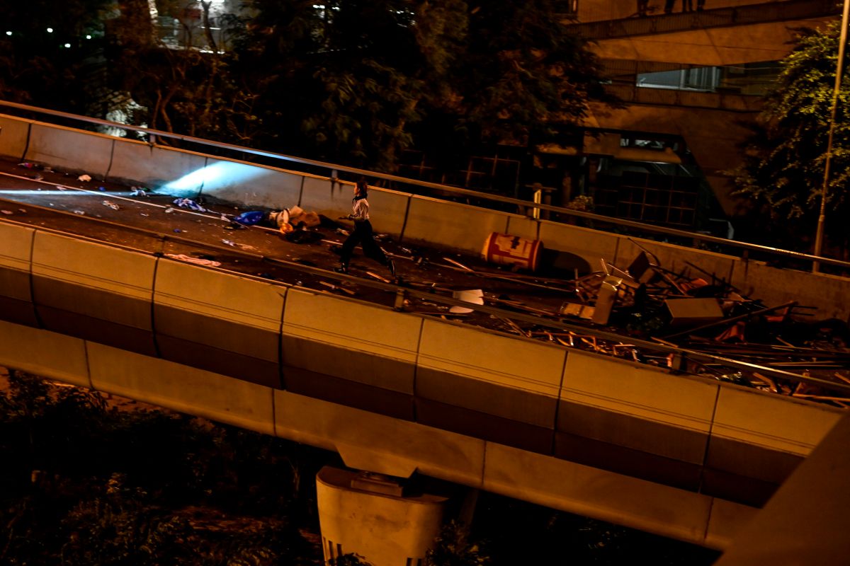 Video: Moment in which a trailer hits a pedestrian bridge in the State of Mexico and knocks it down