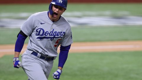 Corey Seager firma con los Rangers de Texas