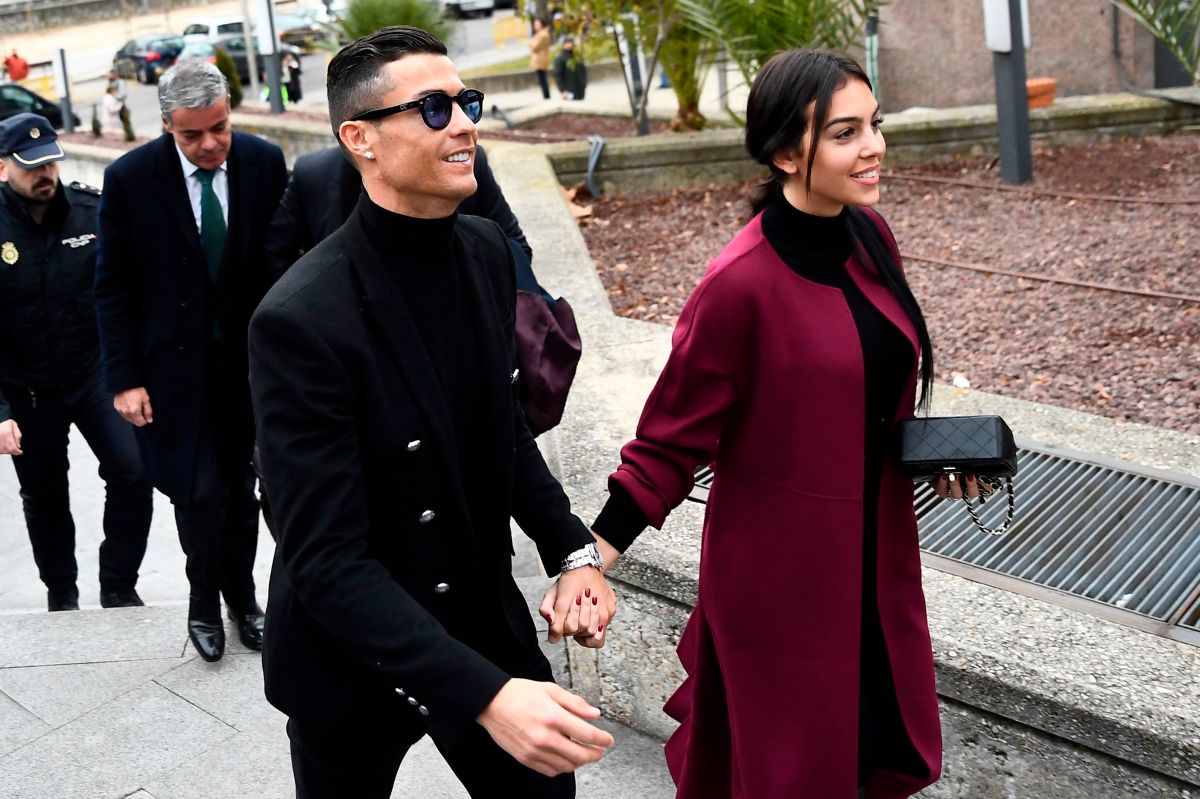 Cristiano Ronaldo llegando con su novia Georgina Rodríguez a una audiencia judicial por evasión fiscal en Madrid. 