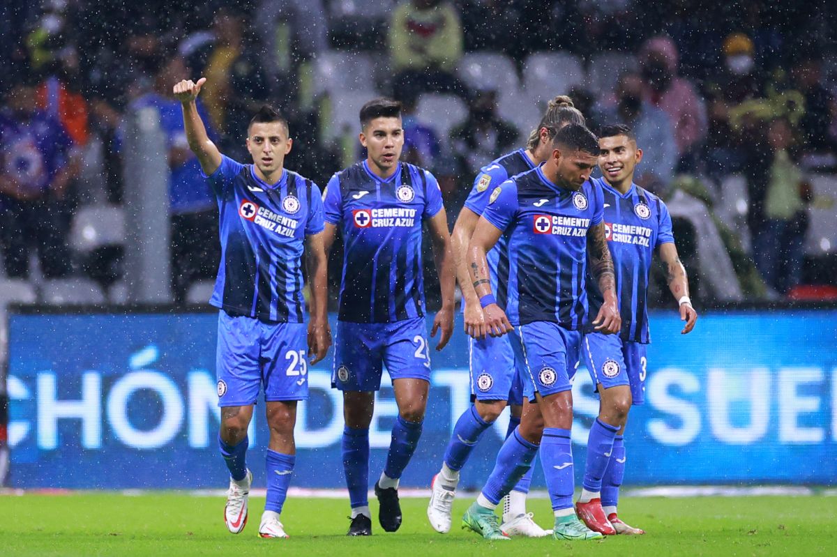 Jugadores de Cruz Azul celebran tras anotar un gol frente al América durante la 16a ronda de la Liga MX.