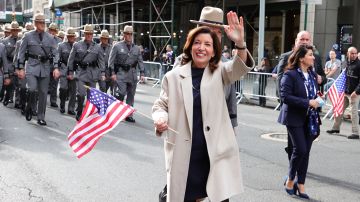 La gobernadora Kathy Hochul desfiló el "Día de los Veteranos" al frente de la Policía Estatal de NY.