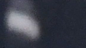 Dimitri Payet saliendo escoltado del juego entre Marsella y Lyon tras ser agredido con una botella de agua.